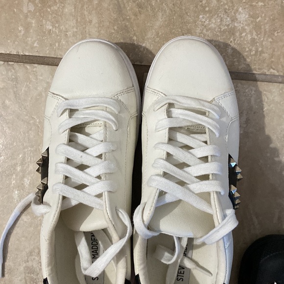 Steve Madden Parson 1 White and Black Shoe with Silver Studs in size 8.5 - Picture 7 of 7